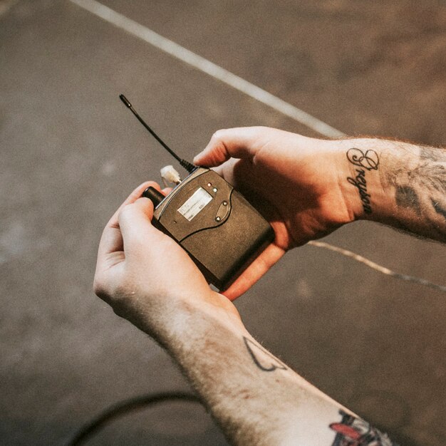 Tontechniker mit kabellosem In-Ear-Monitor