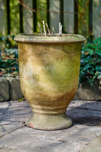 Tontopf in meinem Garten In meinem Garten Krug und Blumentopf