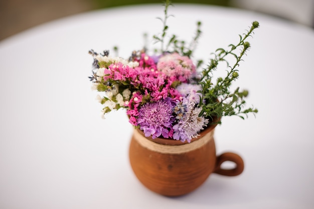 Tontopf mit hübschem Blumenstrauß