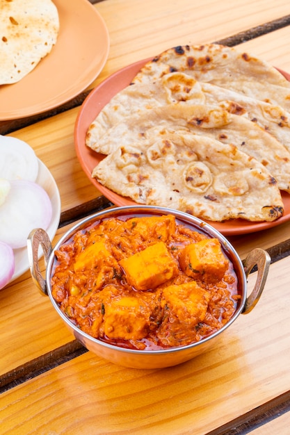 Toofani Paneer de deliciosa cocina picante india servido con Roti Tandoori