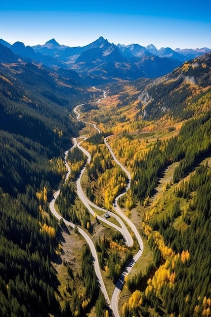 Top-Aerobild der berühmten Schlangenstraße in der Nähe von Paso Giau in den Dolomitenalpen