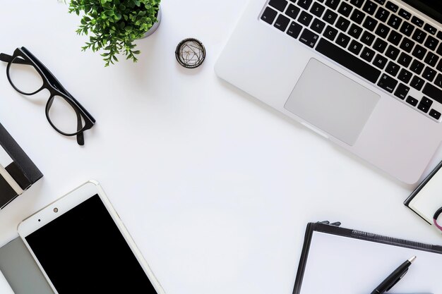 Top-Ansicht Büro-Schreibtisch mit Laptop heißer Kaffee und Kommunikationsgeräten auf dem Bildschirm Kopierraum auf weißem Hintergrund Top-Anblick Flachlag-Stil