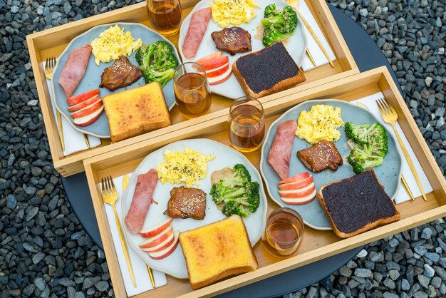 Top-Ansicht des Frühstücks auf dem Schrank im Café