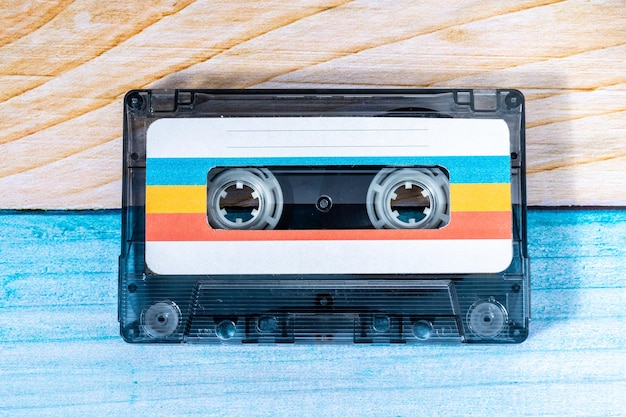 Top-Ansicht einer Musikkassette auf einem Hintergrund aus farbigem Holz