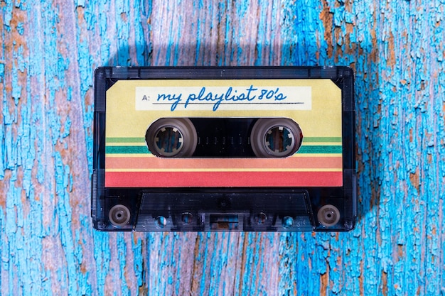 Top-Ansicht einer Musikkassette mit meinen Wiedergabelisten-Etiketten auf Holz mit eingelegter Farbe