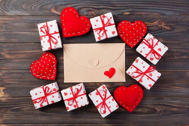 Foto top-ansicht geschenk-box auf farbigen farbigen hintergrund valentinstag konzept