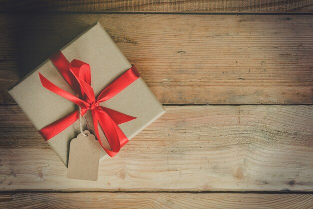 Top-Ansicht Geschenk-Box auf Holz Tisch Hintergrund mit Platz.