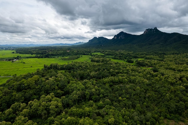 Top-Ansicht Landschaft des Morgennebels mit Bergschicht