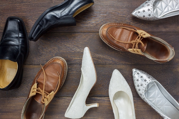 Top-Ansicht modische mehrere Design von Männern und Frauen Schuhe auf Holzboden mit Kopie Raum.