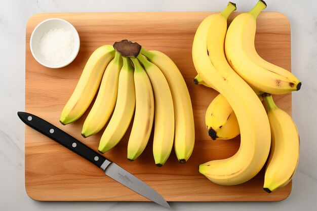 Top-Ansicht Nährstoffquelle frische Bananen Bündel und gehackt in einem Glastopf auf grauem Hintergrund