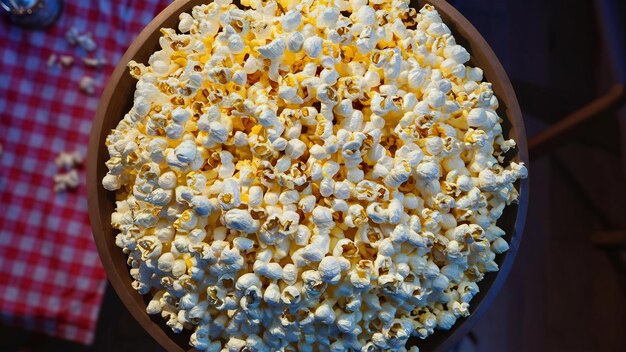 Top-Ansicht von frischem Popcorn für den Filmabend