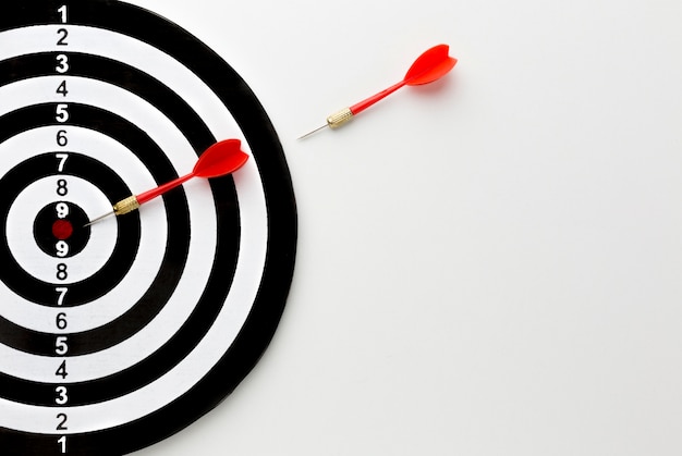 Top-Ansicht von Pfeilen, die in Richtung Bullseye gehen
