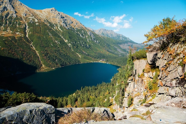 Top-Aussicht auf den berühmten Bergsee Morskie Oko mit wunderschöner grüner Natur in der Umgebung Beliebter Ort für Reisende in Polen Natürliche Tapete und Hintergrund