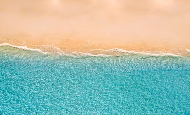 Top-Aussicht auf die Küste Wellen auf dem Strand Luftansicht kristallklares Wasser atemberaubende Sommerlandschaft sonnig