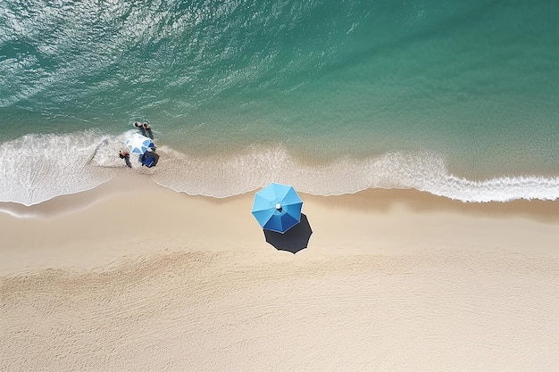 Top-Aussicht auf Sommerferien am Strand mit sauberem Meerwasser und Regenschirm zum Entspannen