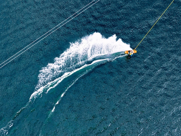 Top-Aussicht eines Wakeboard-Fahrers im Wake Cable Park