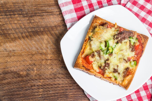 Top blick auf toast mit käse und grünem pfeffer