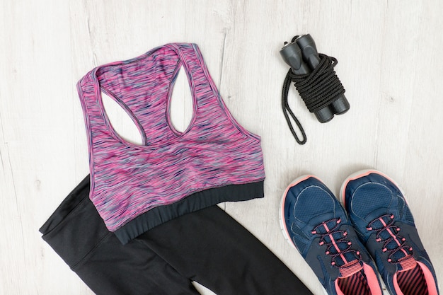 Top deportivo morado, calzones y zapatillas de deporte. Concepto deportivo de moda