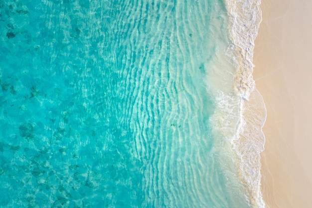 Top-Drohne Blick aus der Luft atemberaubend schön Meer Sand Landschaft Strand türkisfarbenes Wasser Wellen surfen