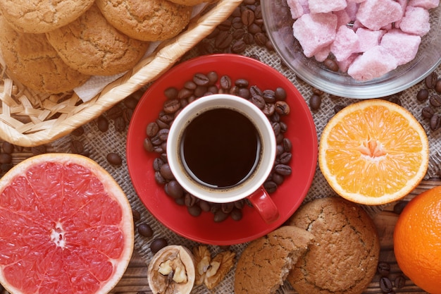 Foto top-layout mit kaffee, obst, aromatisiertem zucker und keksen