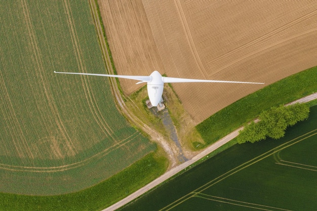 Top-Luftaufnahme der Windkraftanlage