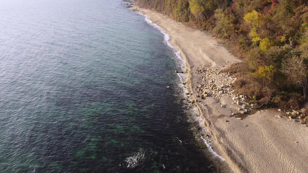 Top-Luftaufnahme des schönen wilden Strandes in Bulgarien im Herbst