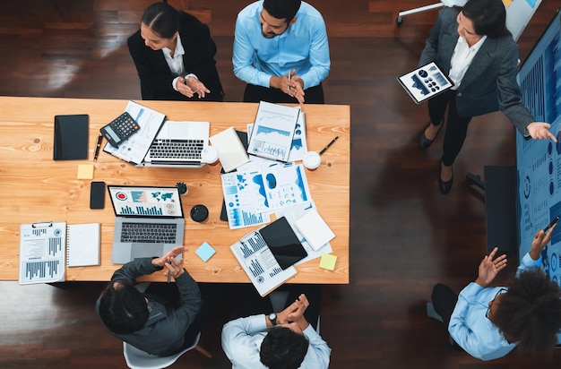 Top-Panoramaansicht des Datenanalyse-Dashboards für Geschäftspräsentationen auf dem Fernsehbildschirm in modernen Meetings. Unternehmenspräsentation mit einer Gruppe von Geschäftsleuten im Konferenzraum Concord