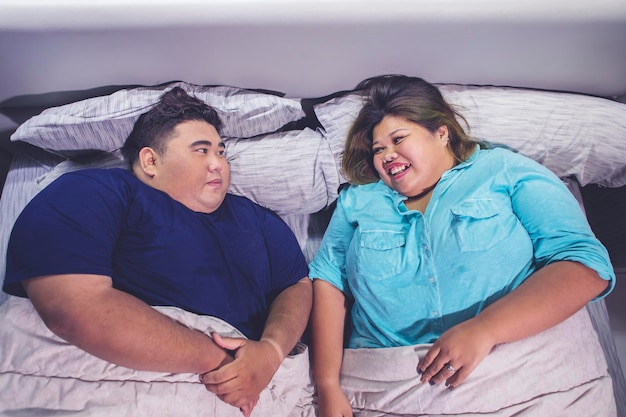 Top retrato de casal gordo conversando antes de dormir