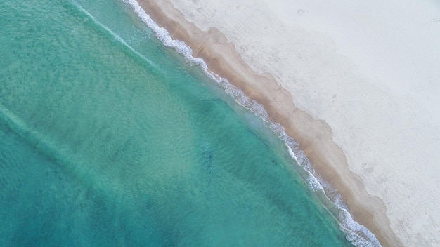 Top shot por drone de playa australiana