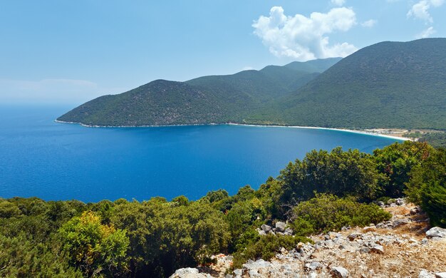 Top-Sommeransicht des Strandes von Antisamos (Griechenland, Kefalonia).