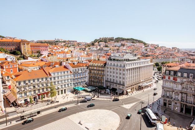 Top-Stadtbild-Blick auf die Altstadt mit Rossio-Platz und Burgberg im Hintergrund in Lissabon, Portugal