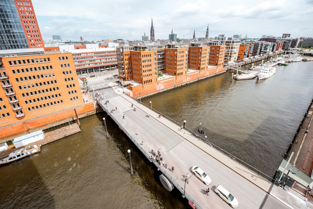 Top Stadtbild Blick auf die Hafencity mit alten roten Backsteinlagern in Hamburg City, Deutschland