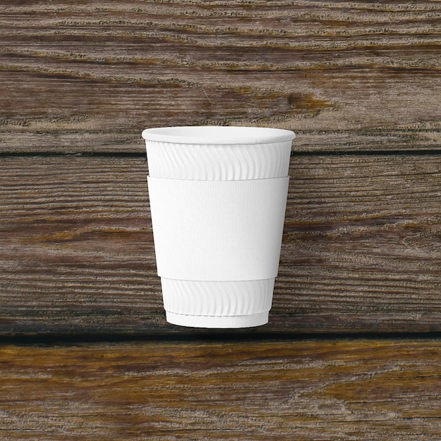 Top-up-Ansicht einer leeren weißen Kaffeetasse, die auf einem hölzernen Hintergrund isoliert ist