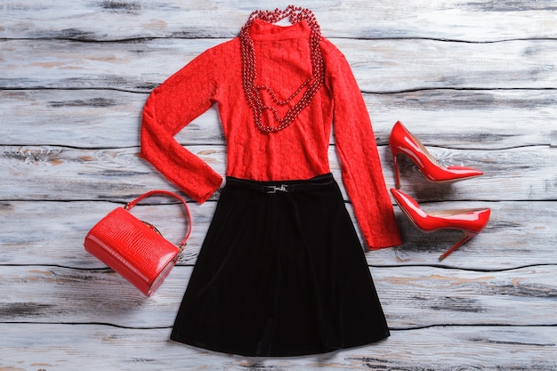 Top vermelho com saia preta sapatos de salto brilhante e colar novo design e tecido de qualidade para meninas ...