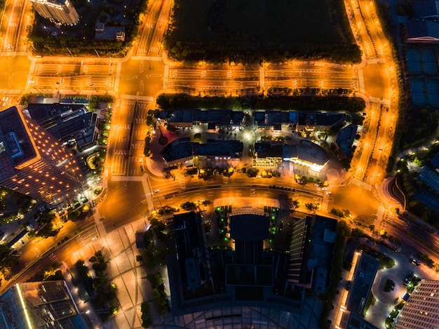 Top vier mit Stadtstraße in der Nacht