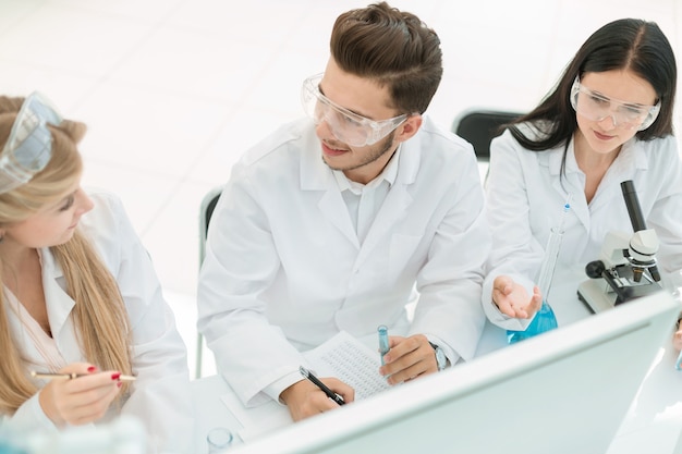 Top view.a Gruppe von Wissenschaftlern, die an einem Computer im Labor arbeiten. Wissenschaft und Gesundheit