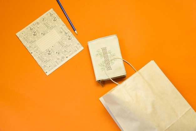 Top-View brauner Papier-Shopping-Tasche auf farbenfrohem Hintergrund Mockup von leeren braunen Papier-Shoping-Taschen und Kopierraum Flachlag