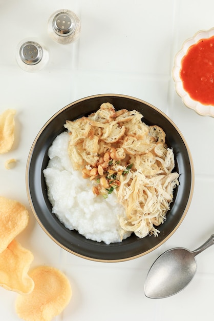 Top View Bubur Ayam oder Hühnerbrei Indonesisches traditionelles Essen