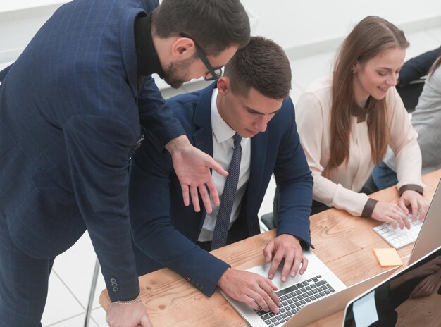 Top-View-Business-Team analysiert die Informationen, die ins Büro kommen