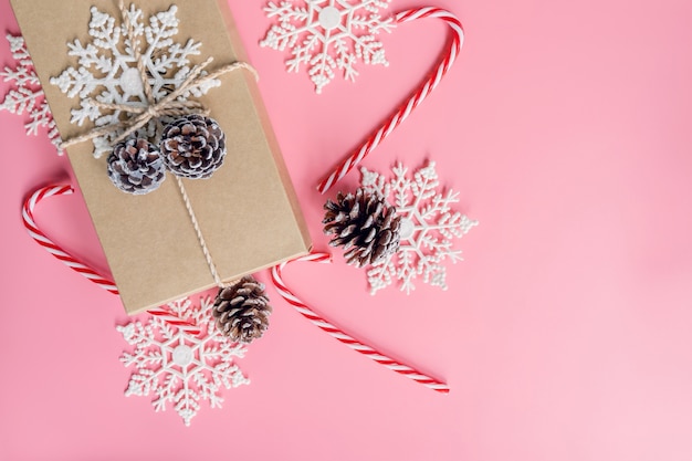 Foto top view caixa de presente marrom e decoração de natal para o ano novo em cor rosa pastel.