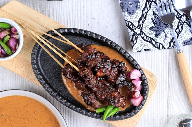 Top View caseiro indonésio cordeiro Satay (Sate Kambing) é um menu popular para Idul Adha (Eid al Adha).