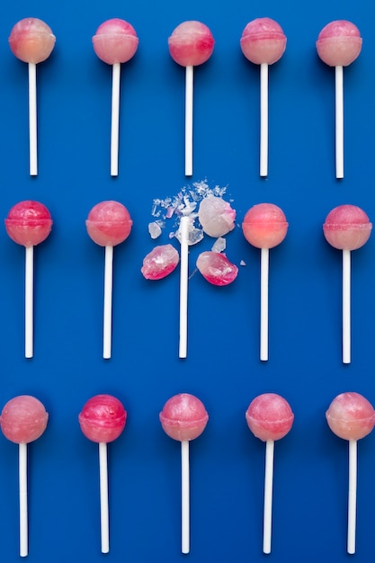 Foto top view colorful ball lollipops