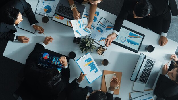 Foto top-view des intelligenten managers mit blick auf die finanzstatistik auf dem tablet directorate