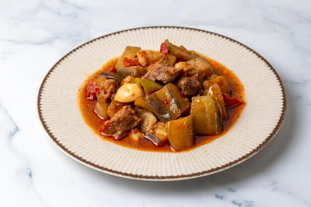 Top-View des türkischen Gerichtes Guvech gebackenes Fleisch mit Aubergine und traditionell in einem Lehmtopf serviert türkischer Name etli patlican guvec oder patlican tava