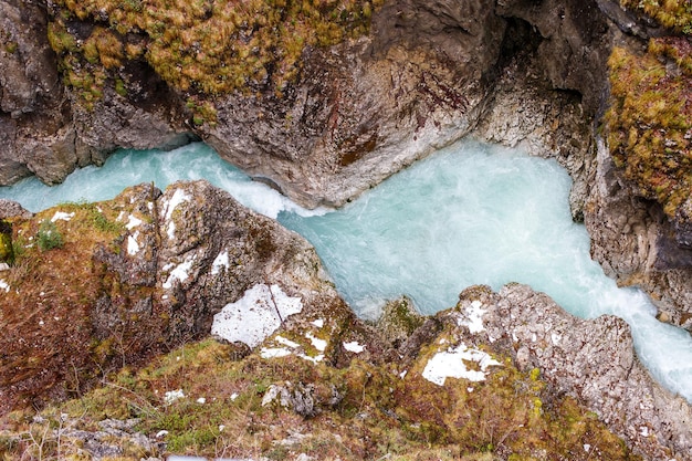 Top-View eines Bergflusses in einer Schlucht