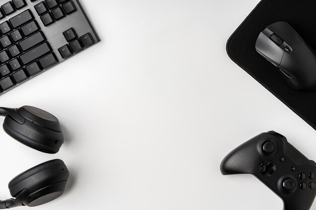 Top-View eines Gamertisches mit Computer-Tastatur-Joystick und Kopfhörern