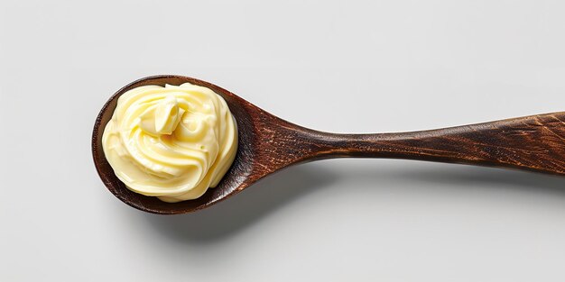 Top-View eines Löffels Mayonnaise auf einer sauberen weißen Oberfläche mit einem großen Raum für Text oder Produktwerbung Generative KI