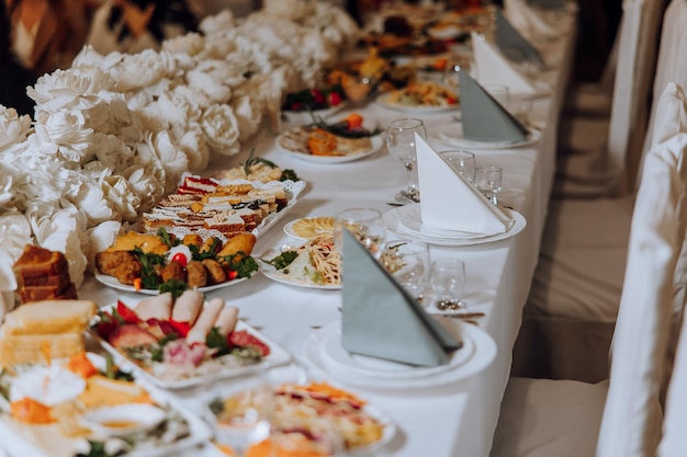 Foto top-view eines wunderschön dekorierten tisches mit köstlichem essen alles ist bereit für mittag- oder abendessen mit leckeren snacks und einer gemütlichen atmosphäre