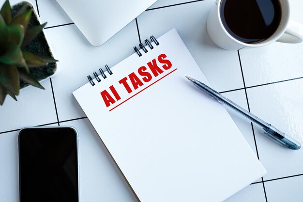 Top-View-Foto des Arbeitsplatzes mit Laptop-Stift auf Notebook-Pflanze und einer Tasse Kaffee mit Leerraum