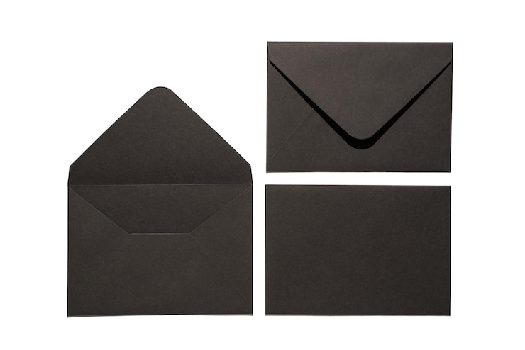 Foto top-view-foto von zwei offenen und geschlossenen stilvollen schwarzen umschlägen und einem schwarzen papierblatt auf einem isolierten weißen hintergrund mit leerem raum